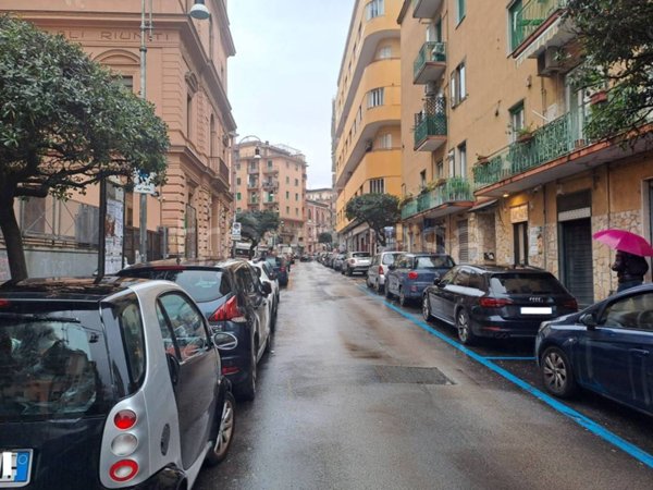 negozio in vendita a Salerno in zona Arce-Vernieri