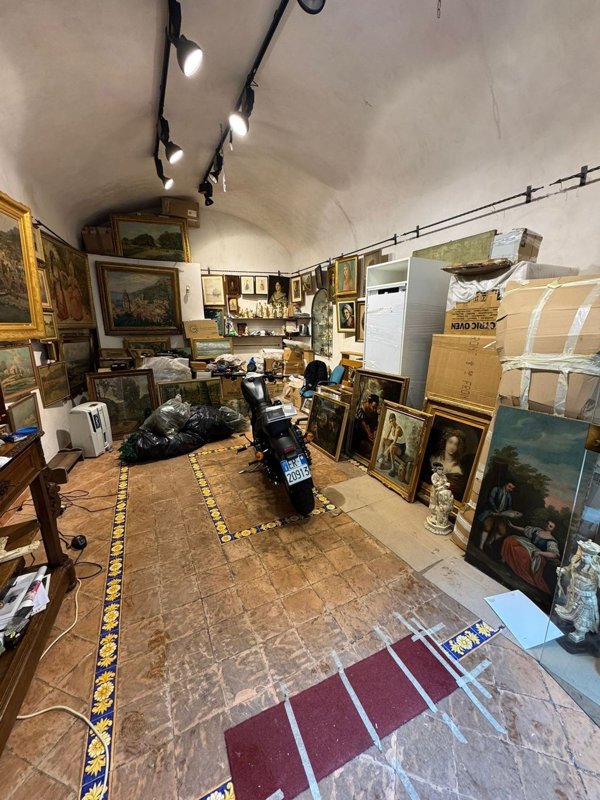 locale commerciale in vendita a Salerno in zona Centro Città