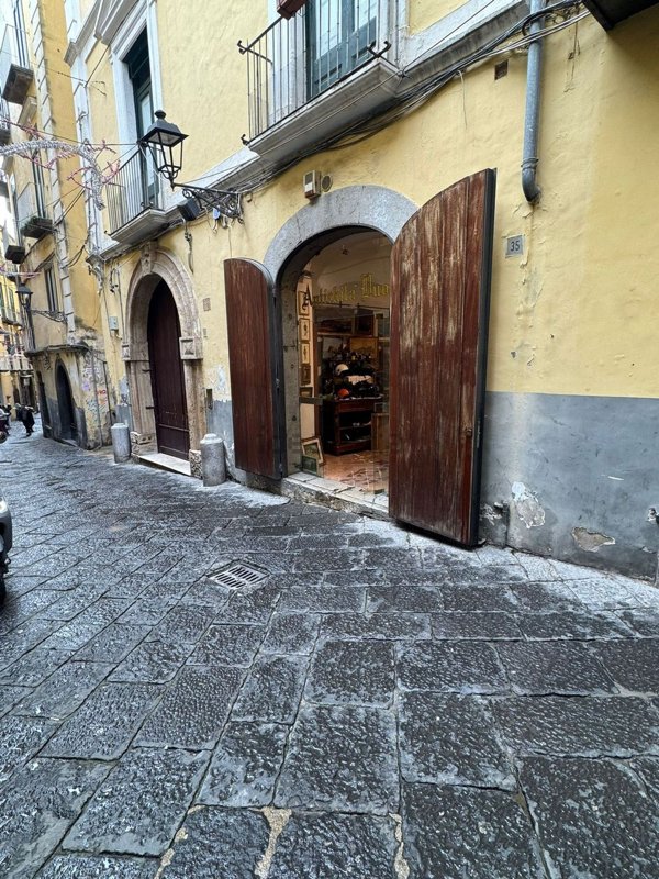 locale commerciale in vendita a Salerno in zona Centro Città