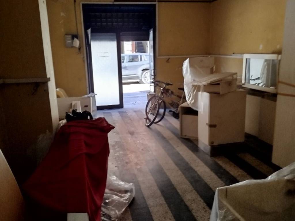 negozio in vendita a Salerno in zona Irno