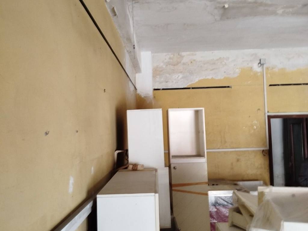 negozio in vendita a Salerno in zona Ogliara