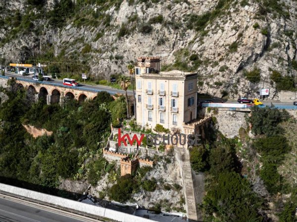 casa indipendente in vendita a Salerno in zona Centro Città