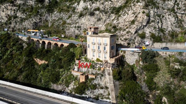 casa indipendente in vendita a Salerno in zona Centro Città