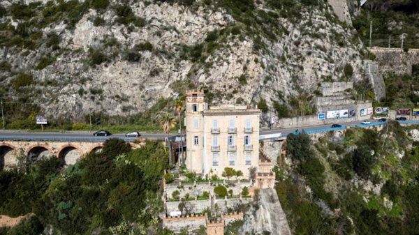 casa indipendente in vendita a Salerno in zona Centro Città