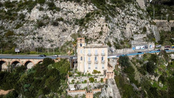 casa indipendente in vendita a Salerno in zona Centro Città