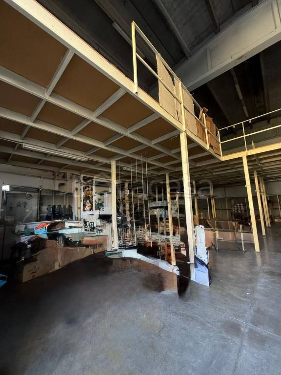 locale commerciale in vendita a Salerno in zona Zona Industriale