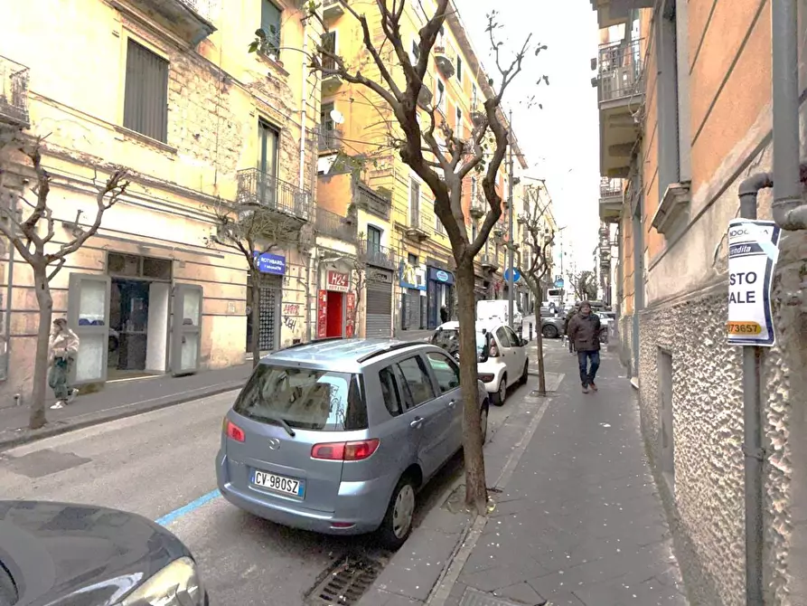 locale commerciale in vendita a Salerno in zona Centro Città