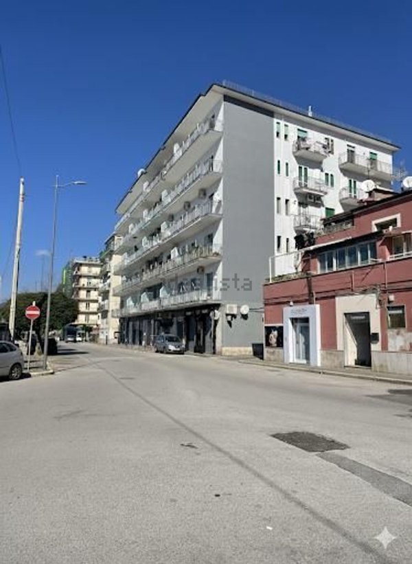 locale commerciale in vendita a Salerno in zona Mercatello