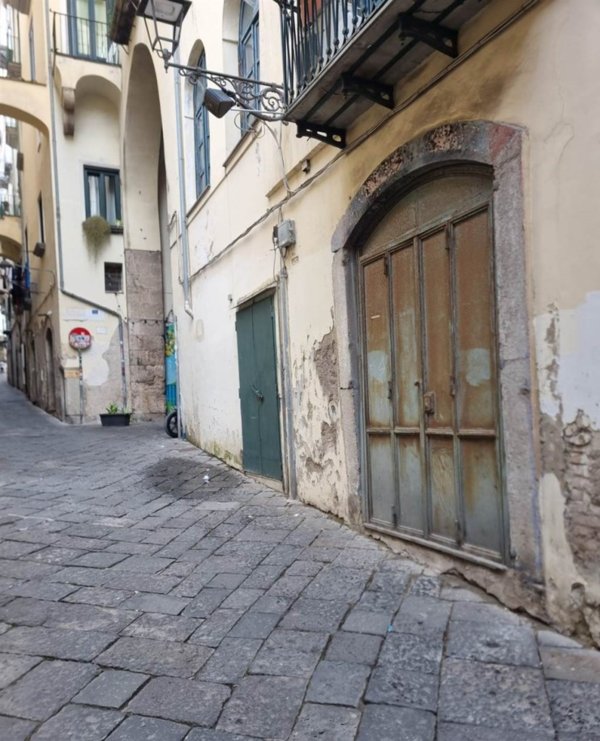 negozio in vendita a Salerno in zona Centro Città