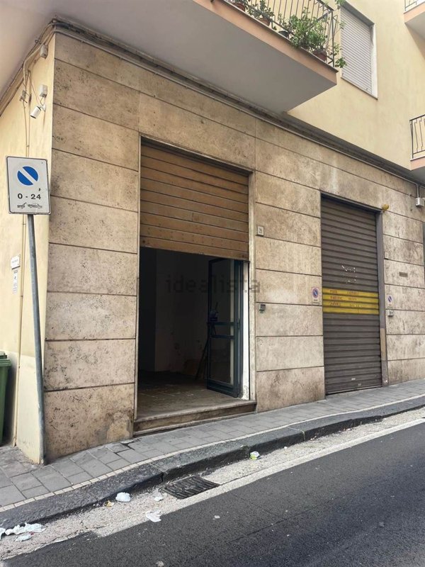 locale commerciale in vendita a Salerno in zona Arce-Vernieri