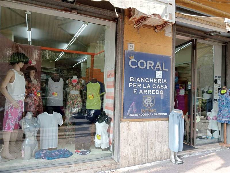 negozio in vendita a Salerno in zona Torrione