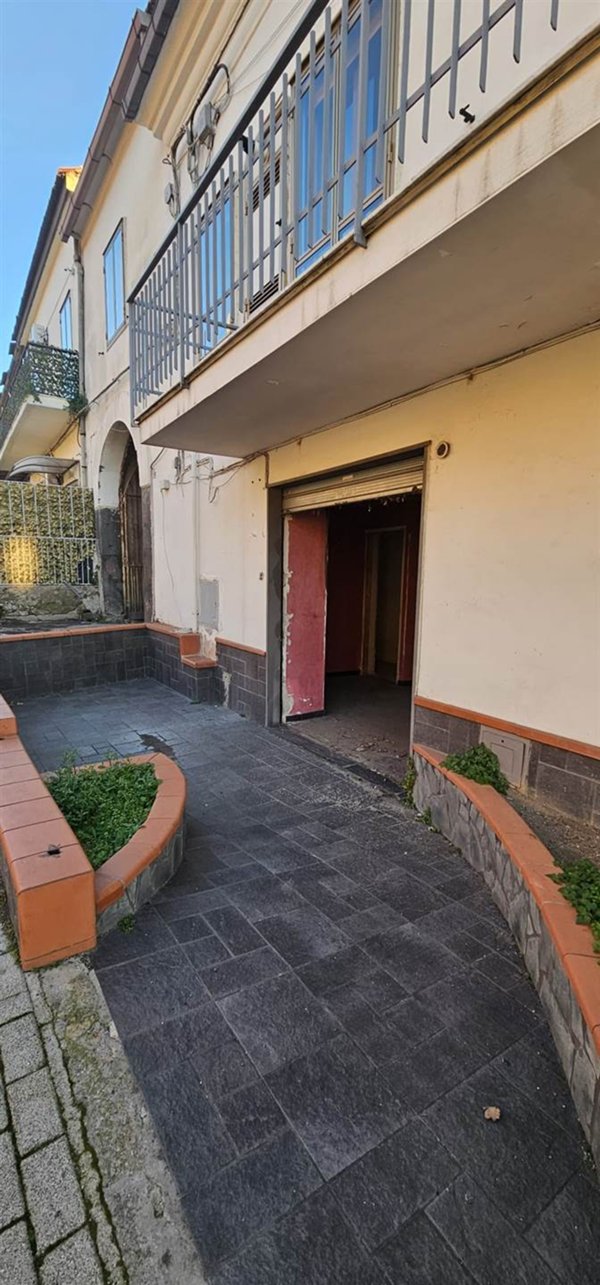 negozio in vendita a Salerno in zona Matierno