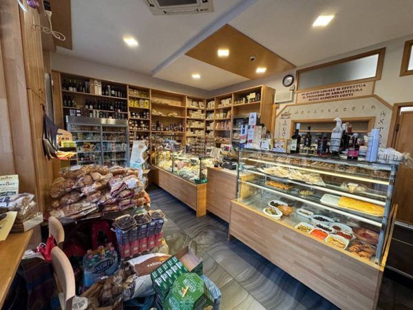 negozio in vendita a Salerno in zona Centro Città