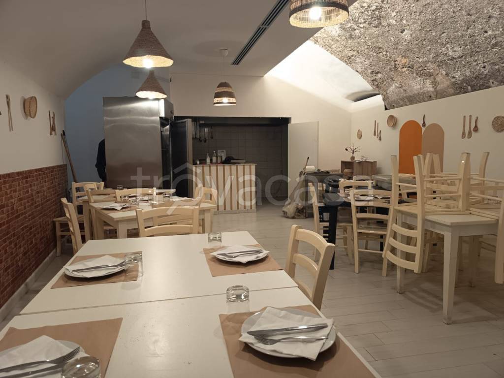 negozio in vendita a Salerno in zona Centro Città