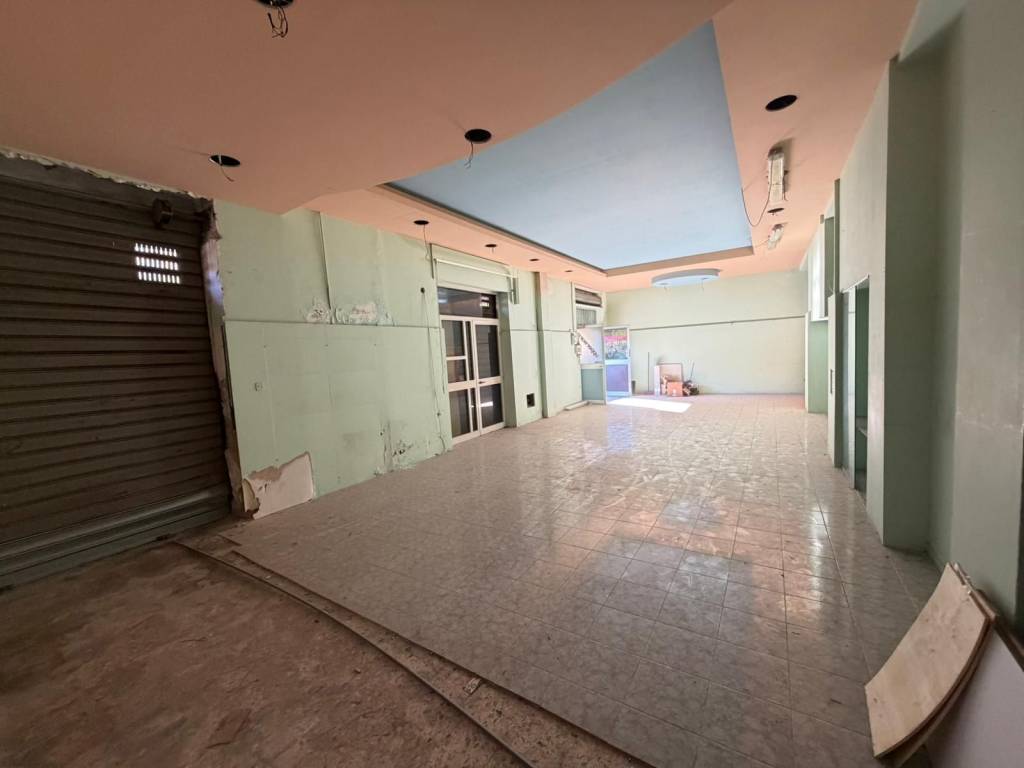 negozio in vendita a Salerno in zona Torrione