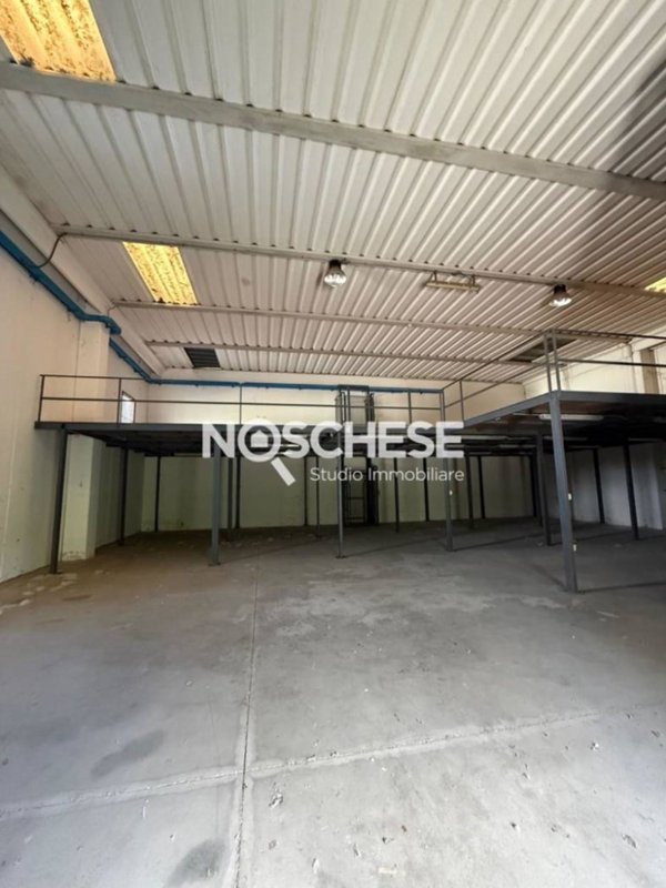 locale commerciale in vendita a Salerno in zona Zona Industriale