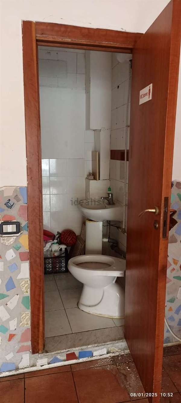 negozio in vendita a Salerno in zona Torrione