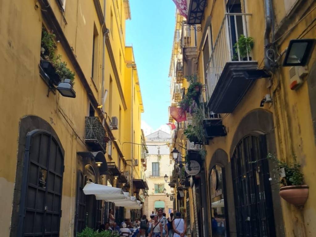 negozio in vendita a Salerno in zona Centro Città