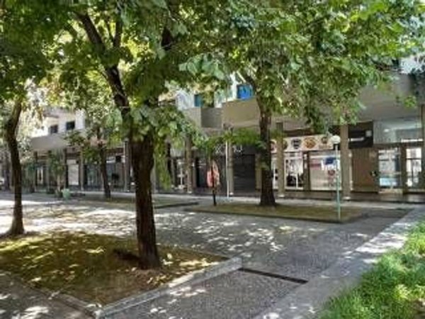 locale commerciale in vendita a Salerno in zona Mercatello