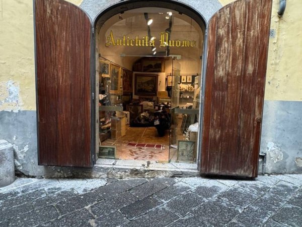 negozio in vendita a Salerno in zona Centro Città