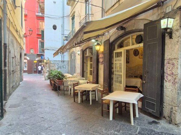 negozio in vendita a Salerno in zona Centro Città