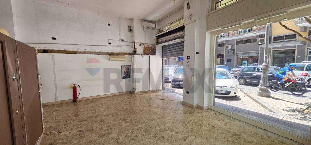 locale commerciale in vendita a Salerno in zona Pastena