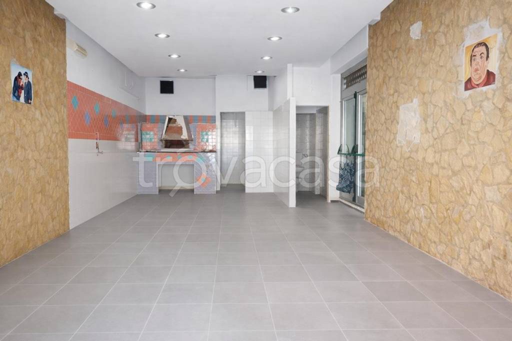 negozio in vendita a Salerno in zona Torrione