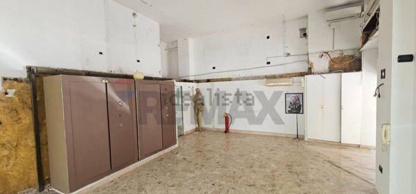 locale commerciale in vendita a Salerno in zona Pastena