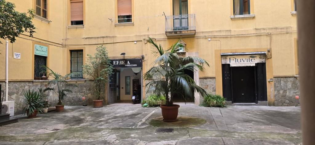 negozio in vendita a Salerno in zona Centro Città