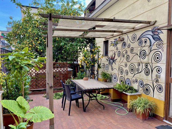 casa indipendente in vendita a Salerno in zona Centro Città