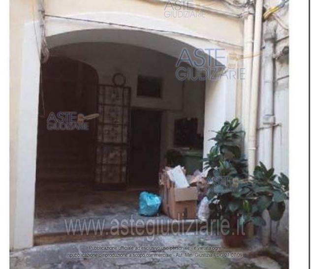 locale commerciale in vendita a Salerno in zona Centro Città