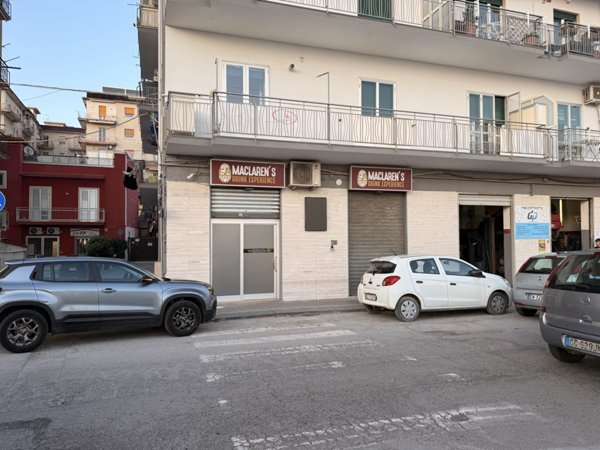 negozio in vendita a Salerno in zona Mercatello