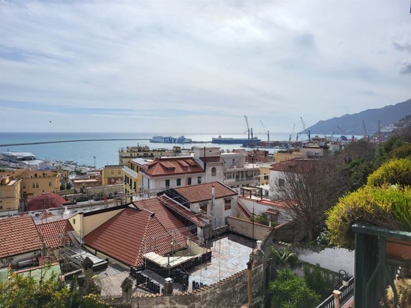 appartamento in vendita a Salerno in zona Centro Città