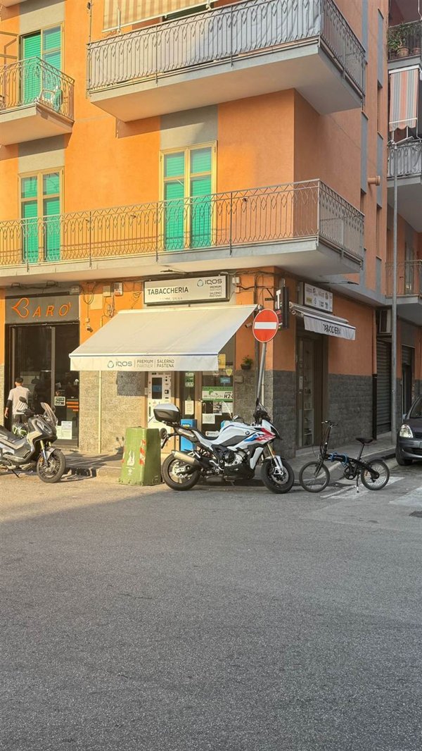 negozio in vendita a Salerno in zona Pastena
