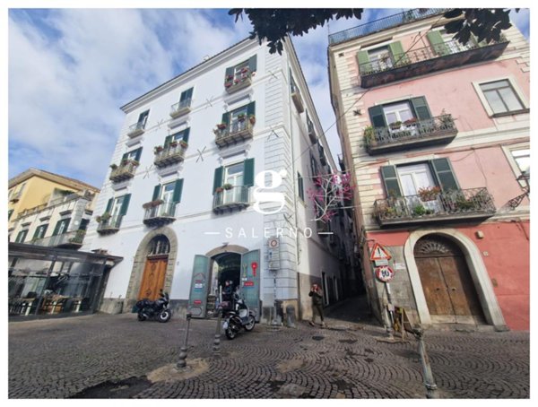 negozio in vendita a Salerno in zona Centro Città