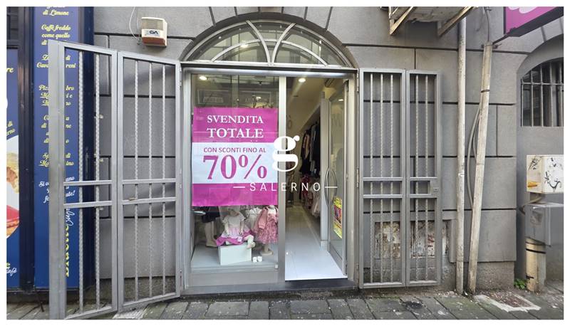 negozio in vendita a Salerno in zona Centro Città