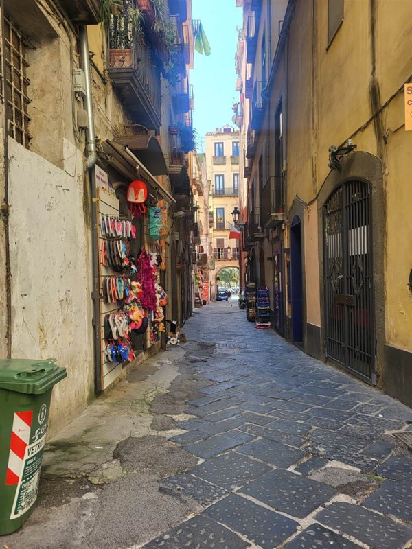 negozio in vendita a Salerno in zona Centro Città