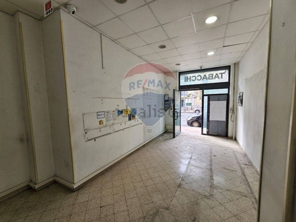 negozio in vendita a Salerno in zona Mercatello