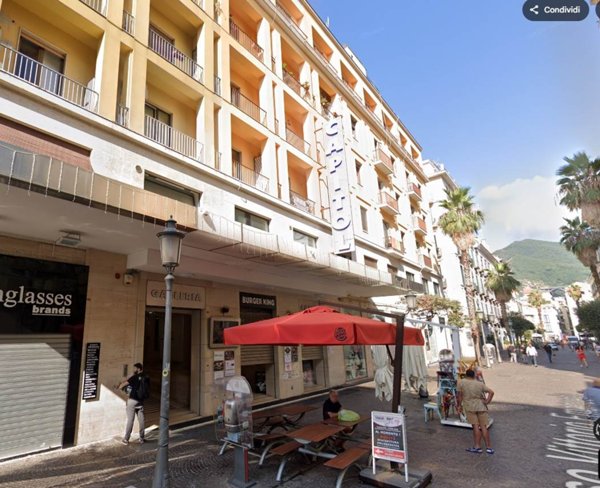 locale commerciale in vendita a Salerno in zona Centro Città