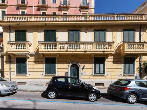 casa indipendente in vendita a Salerno in zona Centro Città