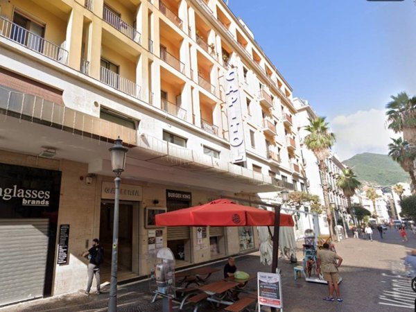 negozio in vendita a Salerno in zona Centro Città