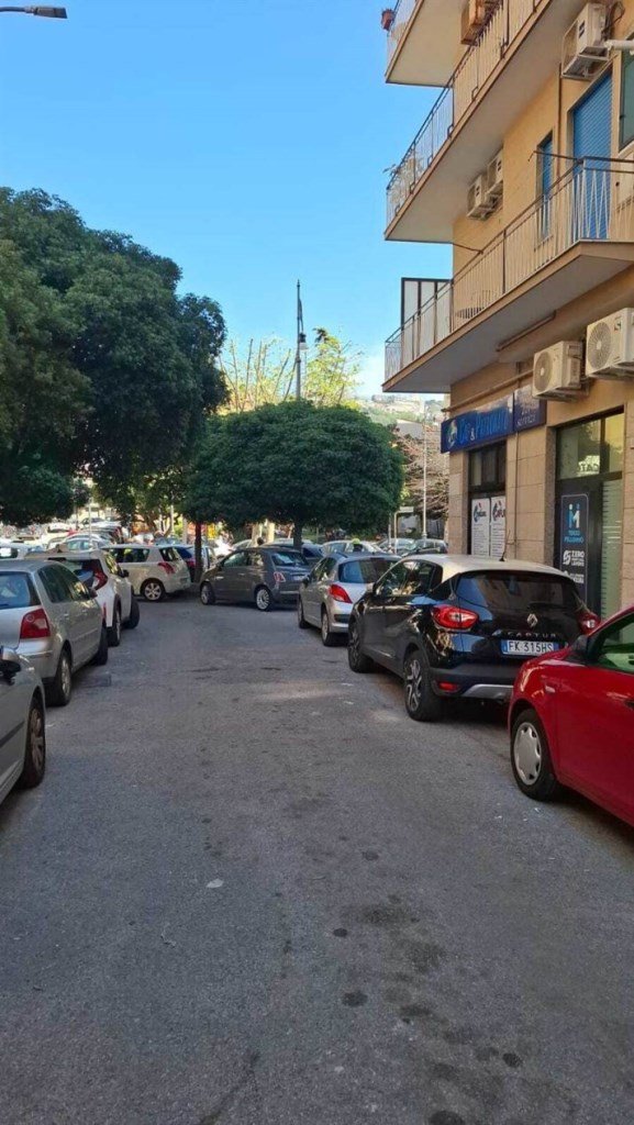 negozio in vendita a Salerno in zona Torrione