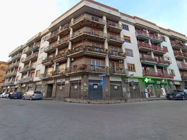 locale commerciale in vendita a Salerno in zona Pastena
