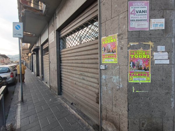 negozio in vendita a Salerno in zona Pastena