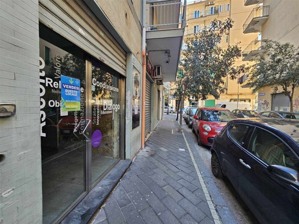 locale commerciale in vendita a Salerno in zona Torrione