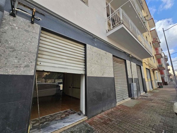 negozio in vendita a Salerno in zona Torrione