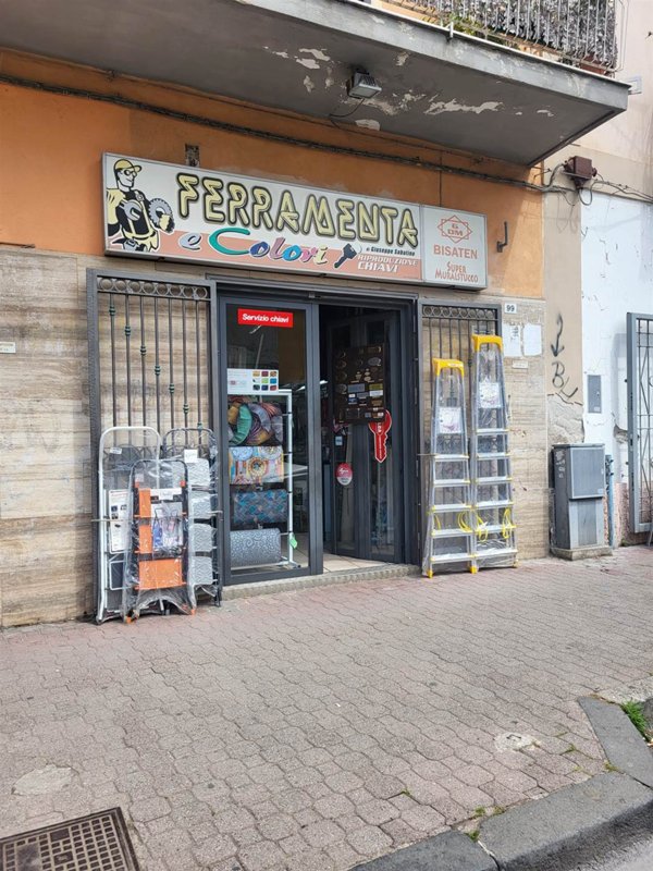 negozio in vendita a Salerno in zona Torrione