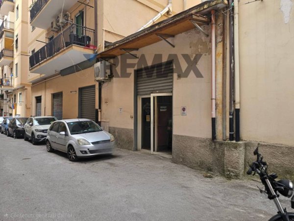 locale commerciale in vendita a Salerno