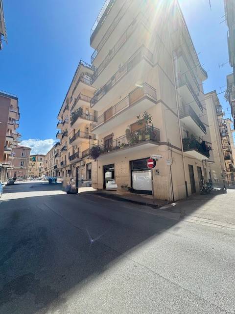 negozio in vendita a Salerno in zona Centro Città