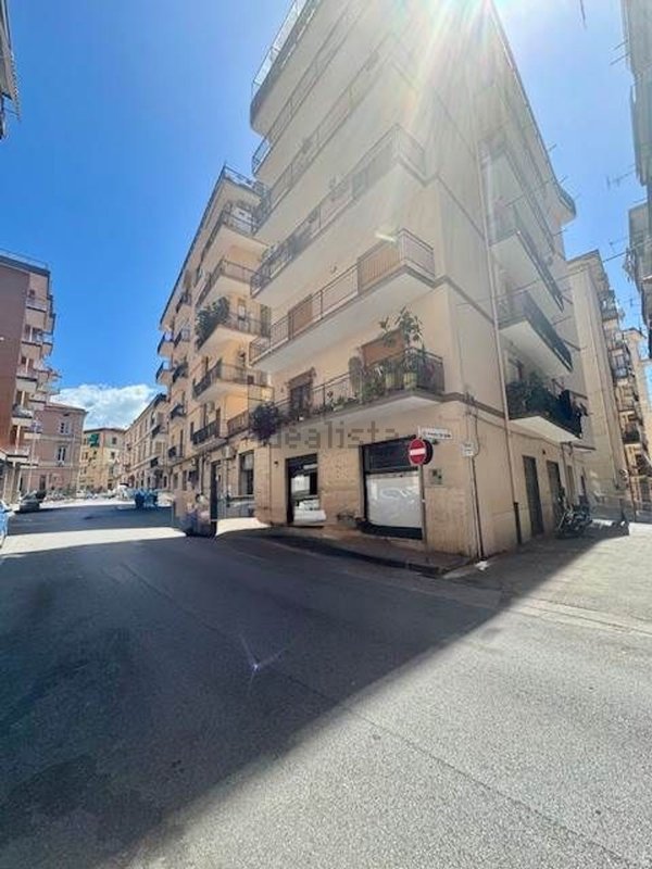 locale commerciale in vendita a Salerno in zona Centro Città
